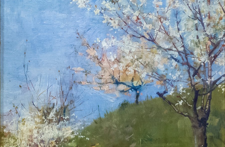 Gemälde, das ein im Gras unter blühenden Obstbäumen sitzendes kleines Kind zeigt