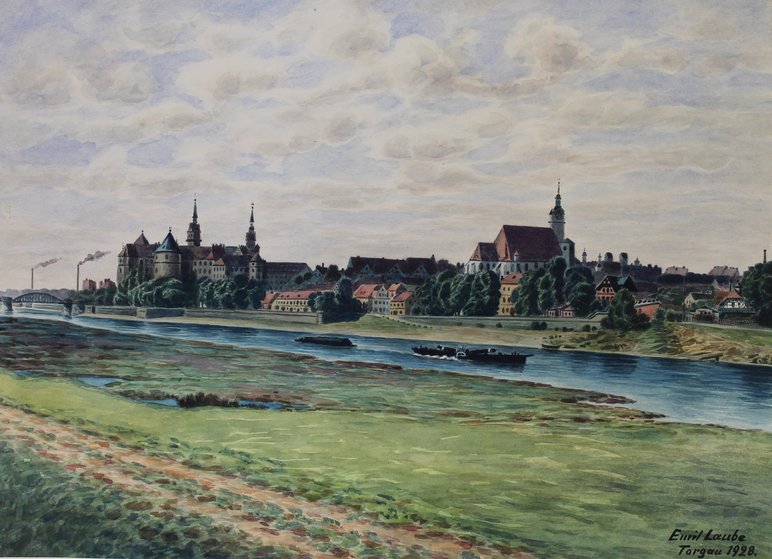 Das Gemälde gibt den Blick frei von einem Flussufer über den Fluss auf eine Kleinstadt mit markant aufragenden Türmen historischer Gebäude-Ensembles wie auch zwei Schornsteine am Stadtrand.