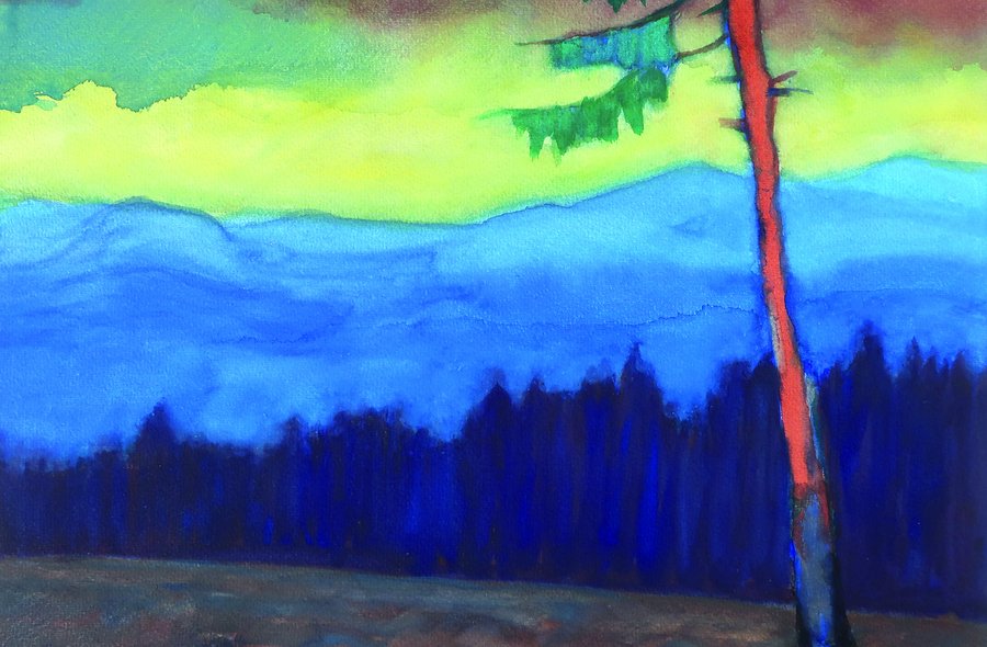 Farbenfrohes Landschaftsbild, in dem ein einzelner kahler Baumstamm auf einem Höhenzug vor einem dunkelblauen Wald und gelb-rotem Himmel steht
