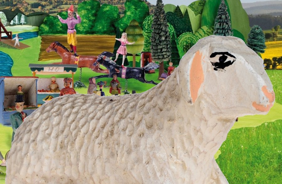Collage: Geschnitzte Figur eines Lammes vor Frühlingslandschaft