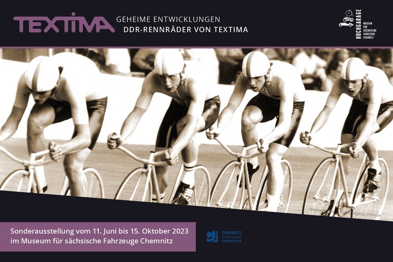 Motiv des Plakats ist ein historisches Schwarzweißfoto, das vier Bahnradfahrer auf Textima-Sonderrädern bei einem Rennen in einem Velodrom zeigt.
