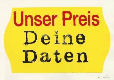 Frenzy Höhne, „Der Preis – Daten“, 2026, Siebdruck, 24 x 39 cm Druckgrafik der Konzeptkünstlerin Frenzy Höhne: ein gelbes Produktpreis-Etikett mit der Aufschrift „Unser Preis: Deine Daten“