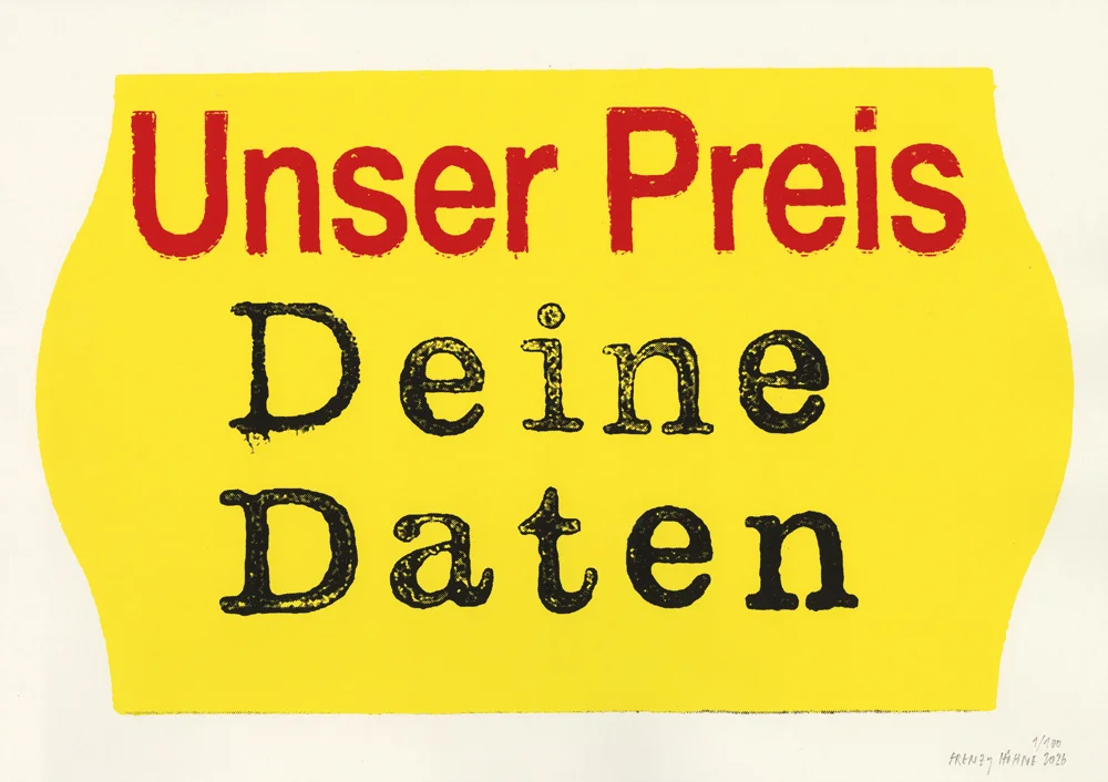 Druckgrafik der Konzeptkünstlerin Frenzy Höhne: ein gelbes Produktpreis-Etikett mit der Aufschrift „Unser Preis: Deine Daten“