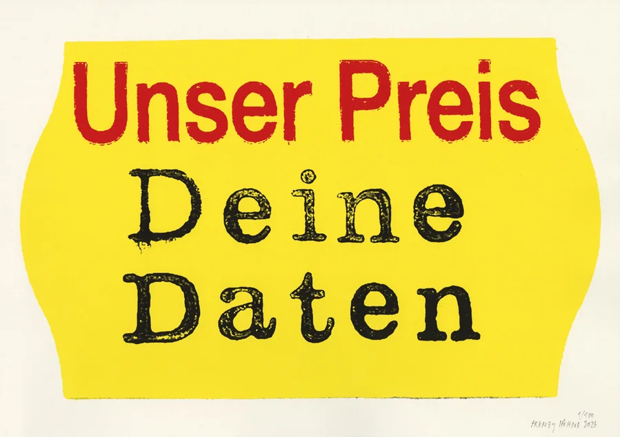 Frenzy Höhne, „Der Preis – Daten“, 2026, Siebdruck, 24 x 39 cm Druckgrafik der Konzeptkünstlerin Frenzy Höhne: ein gelbes Produktpreis-Etikett mit der Aufschrift „Unser Preis: Deine Daten“