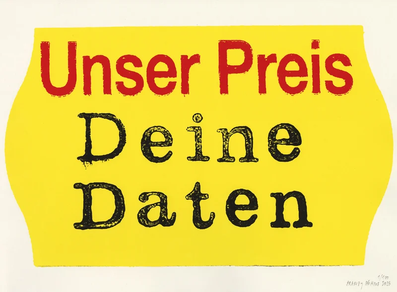 Druckgrafik der Konzeptkünstlerin Frenzy Höhne: ein gelbes Produktpreis-Etikett mit der Aufschrift „Unser Preis: Deine Daten“