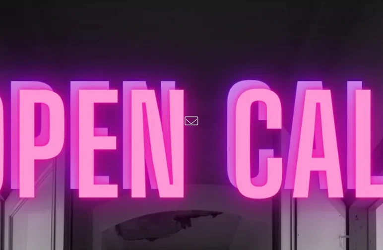 OPEN CALL steht in pinkfarbenen Großbuchstaben vor dem Hintergrund einer architektonischen Innenaufnahme in Schwarzweiß.