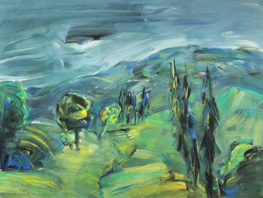 In Grau-, Grün- und Gelbtönen gehaltenes Gemälde von Bäumen auf sommerlicher, hügeliger Wiese, im Hintergrund ein Gebirgskamm unter grauem Himmel