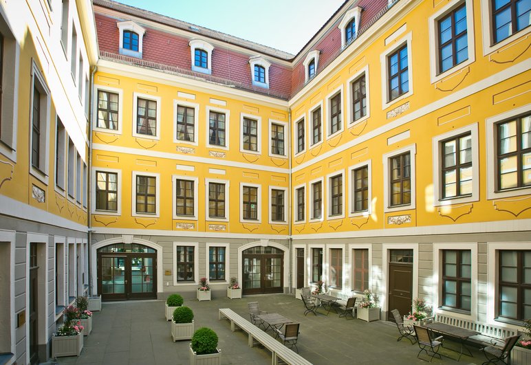 Das Foto zeigt den Innenhof des Bosehauses, dem Sitz des Bach-Archivs Leipzig mit dem Bach-Museum.