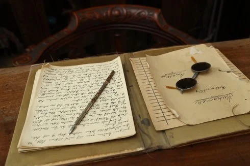 Karl Mays Feder und Manuskript