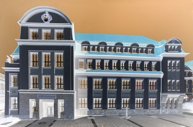 Bertram Kober, „Museum Bautzen Außenansicht“ (Negativ) Farb-Negativ eines dreistöckigen Gebäudes mit markanter Fassade. Da es sich um das Negativ eines Fotos handelt, wird Helles dunkel dargestellt, Dunkles hell und der blaue Himmel in einem Orange-Ton.