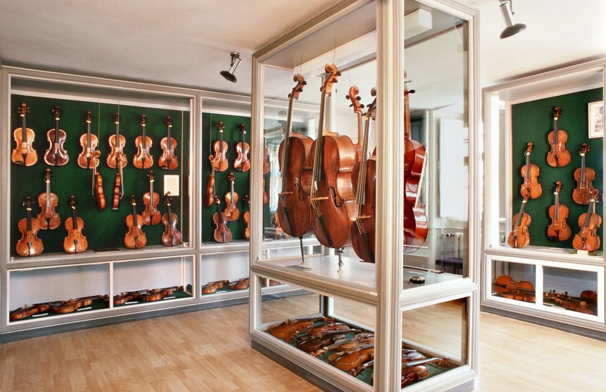 Vitrine mit Violinen