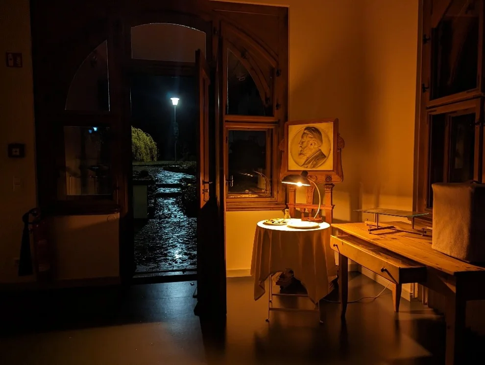 Nachts im Museum… Blick aus einem schummrig beleuchteten Ausstellungsraum des Museums im Wilhelm Ostwald Park hinaus in die Nacht