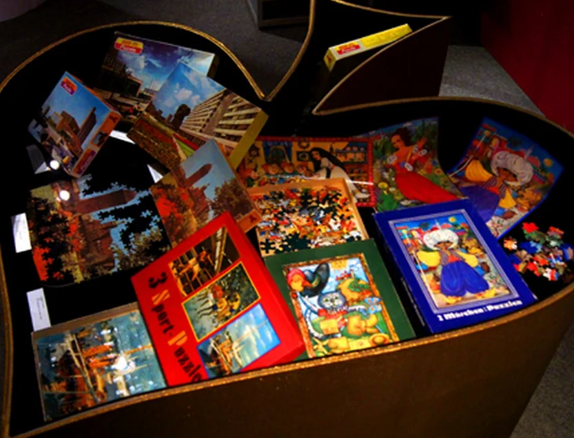 Pik-Vitrine mit DDR-Puzzle