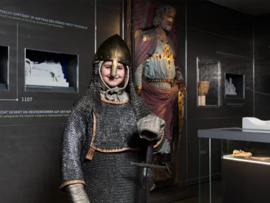 Das Bild zeigt ein Kind in einer Rütterrüstung.