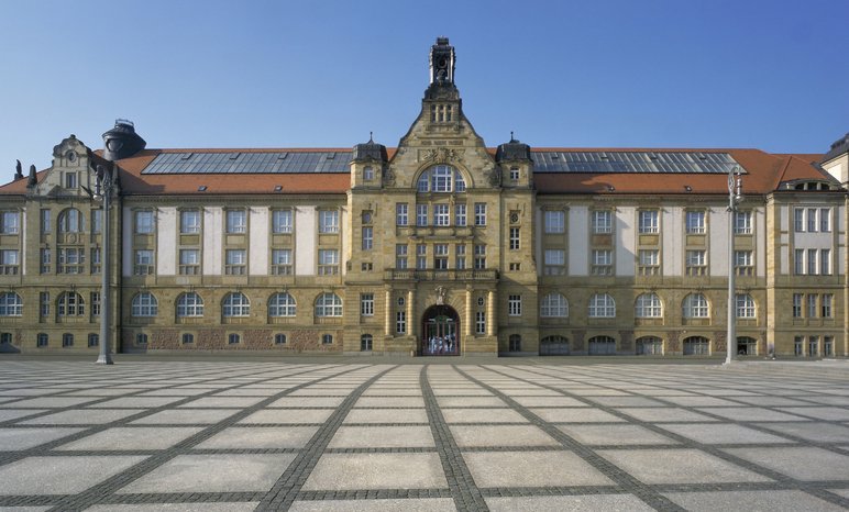 Das Foto zeigt eine Panorama-Ansicht des weitläufigen Gebäudes der Kunstsammlungen am Theaterplatz – des ehemaligen König-Albert-Museums – in Chemnitz.