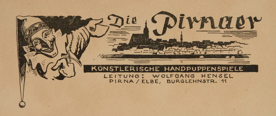 Historisches Plakat der künstlerischen Handpuppenspiele „Die Pirnaer“ mit Grafiken von Kasper und Stadtansicht
