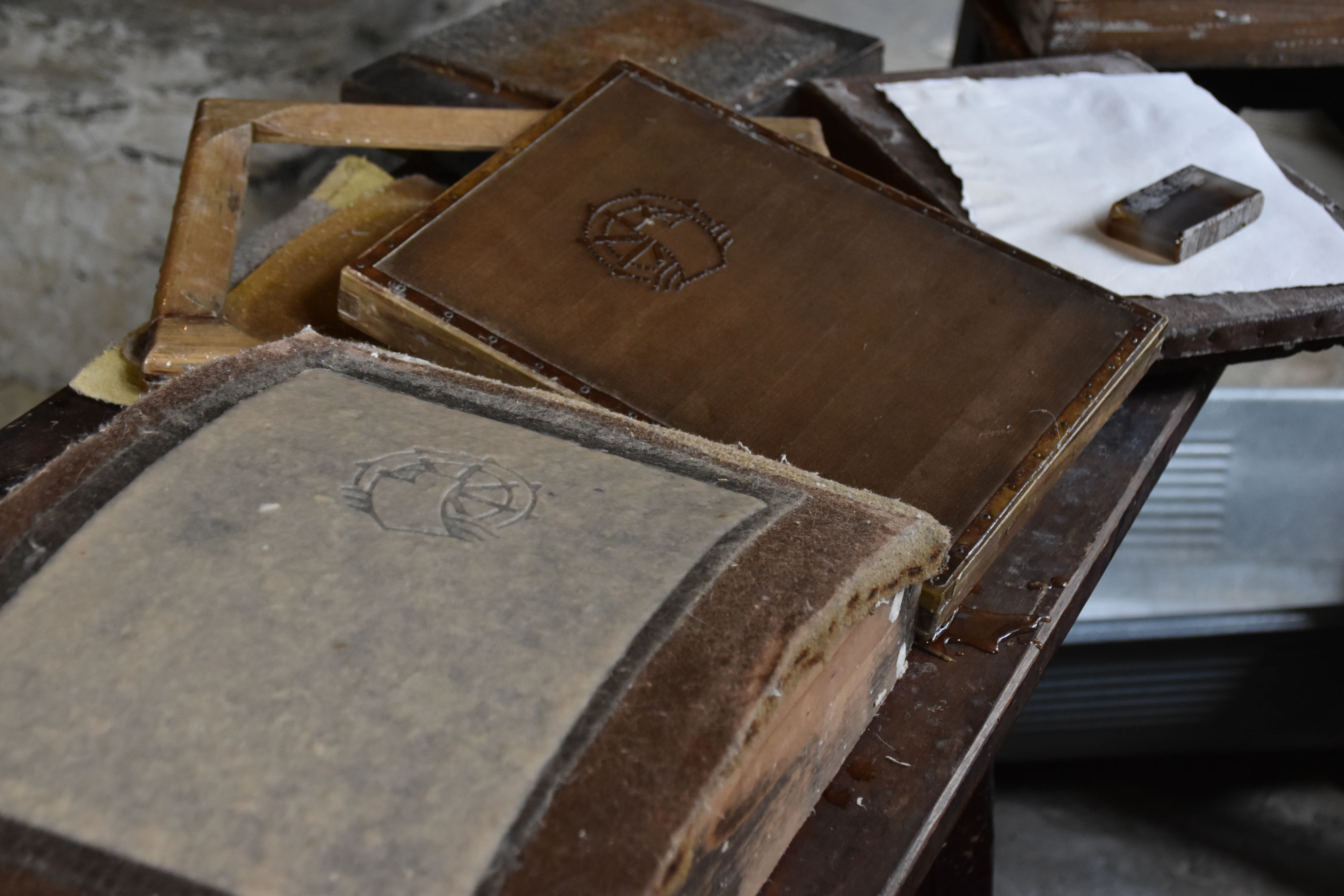 Schöpfrahmen und Gautschbock Arbeitsgeräte des Papiermachers, Gautschbock, Schöpfrahmen und Glättstein