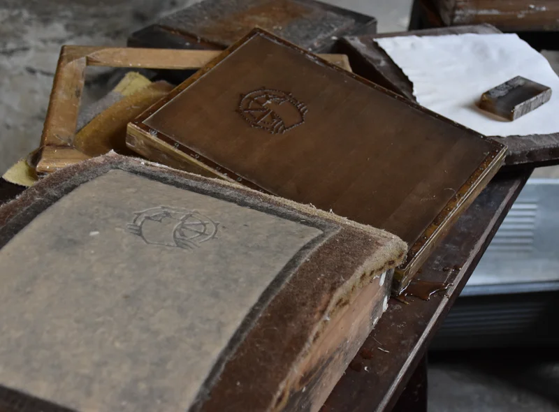 Arbeitsgeräte des Papiermachers, Gautschbock, Schöpfrahmen und Glättstein