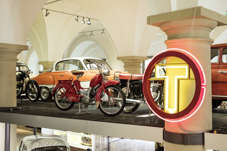 In der Ausstellung präsentierte historische Autos und Mopeds