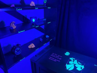 Neue Methoden: Der UV-Raum ist nur eines der Highlights in der neuen Ausstellung Dunkler Ausstellungsraum im UV-Licht, das ausgestellte Gesteine und Mineralien leuchten lässt