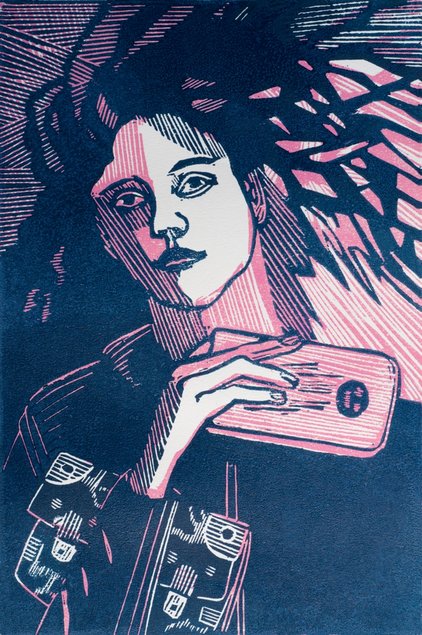 Das Foto zeigt den 2021 von Annette Fritzsch geschaffenen Farbholzschnitt „Influencer“, auf dem ein junger Mensch mit wilder Mähne, aber ruhigem Gesichtsausdruck zu sehen ist. Die Person hält in ihrer feingliedrigen rechten Hand ein Smartphone. Das Werk ist in Dunkelblau und Rosé gehalten.