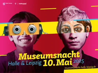 Zwei Gesichter, die bunte Masken vor ihren Augen tragen, links ein Kind und rechts eine erwachsene Person. Darunter steht "Museumsnacht Halle und Leipzig 2025" in gelber Schrift