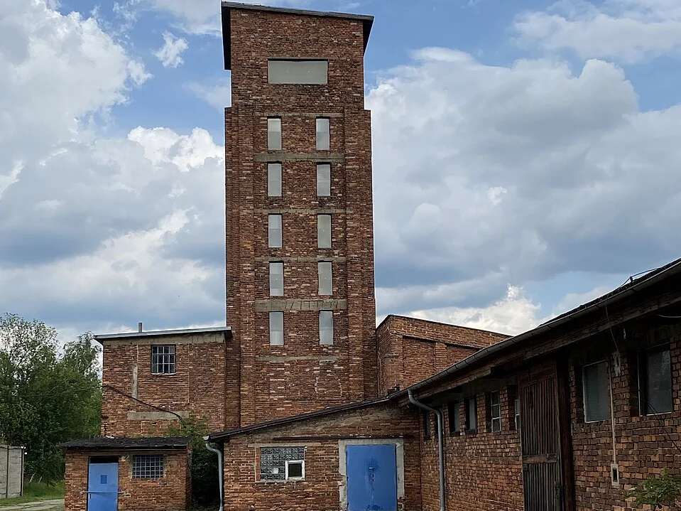 Aus roten Ziegeln errichteter Förderturm eines Bergwerkes