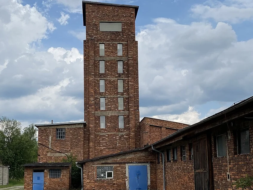 Aus roten Ziegeln errichteter Förderturm eines Bergwerkes