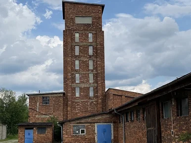 Aus roten Ziegeln errichteter Förderturm eines Bergwerkes