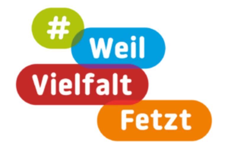 Logo der Wanderausstellung Grafik, in der ein Hashtag in einer grünen Wortblase, das Wort "Weil" in blauer Blase, das Wort "Vielfalt" in roter Blase und das Wort "Fetzt" in orangefarbener Blase untereinander angeordnet sind