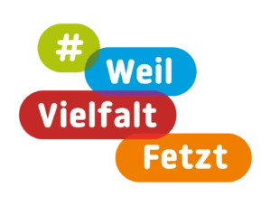 Logo der Wanderausstellung Grafik, in der ein Hashtag in einer grünen Wortblase, das Wort "Weil" in blauer Blase, das Wort "Vielfalt" in roter Blase und das Wort "Fetzt" in orangefarbener Blase untereinander angeordnet sind