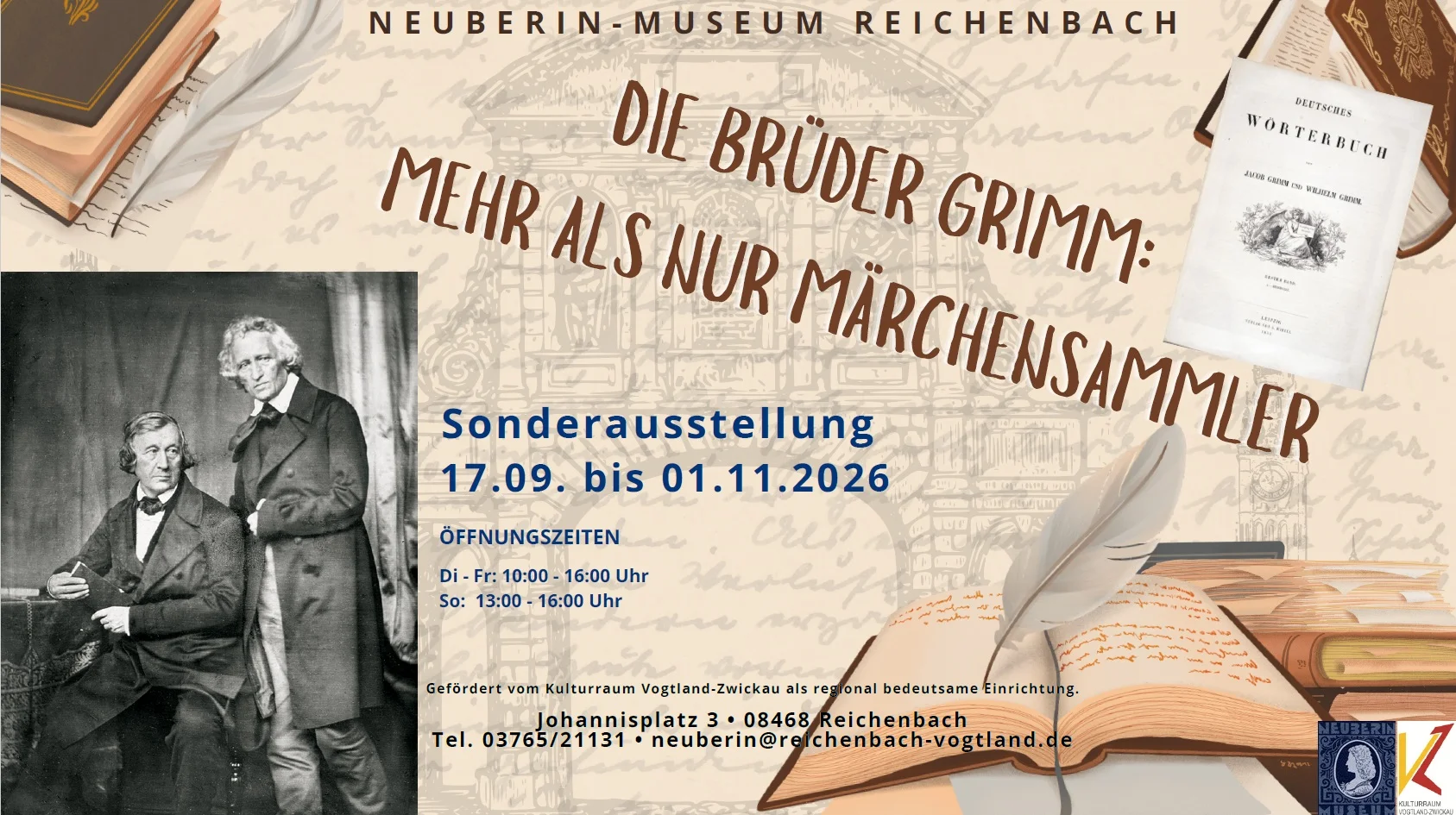 Ausstellungsplakat „Brüder Grimm: Mehr als nur Märchensammler“ Plakatmotiv ist ein historisches Foto von Jakob und Wilhelm Grimm, daneben ein aufgeschlagenes Buch und eine Schreibfeder