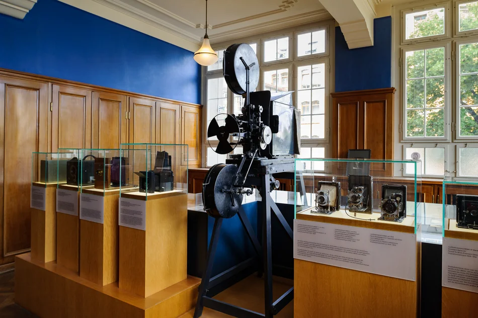 Kamerastadt Dresden Blick in die Ausstellung mit Vitrinen, in denen sich verschiedene historische Kameras befinden