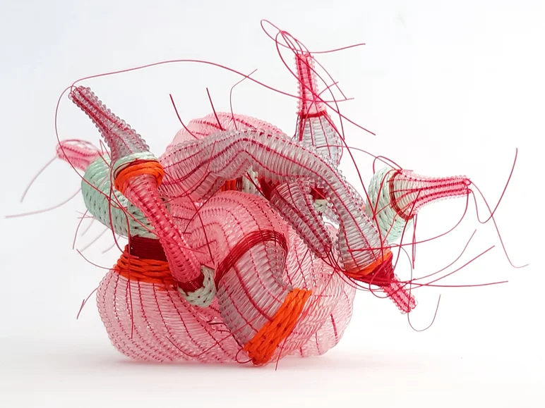 Abstraktes Textilkunstwerk in Rot und Weiß