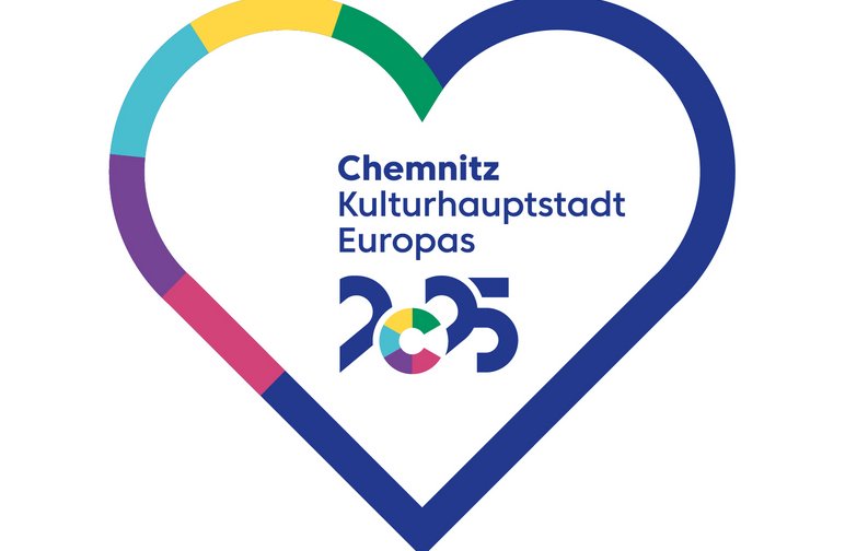 In einem mit einem bunten Rahmen versehenen weißen Herz steht der Schriftzug Zitat "Chemnitz Kulturhauptstadt Europas 2025" Zitat Ende.