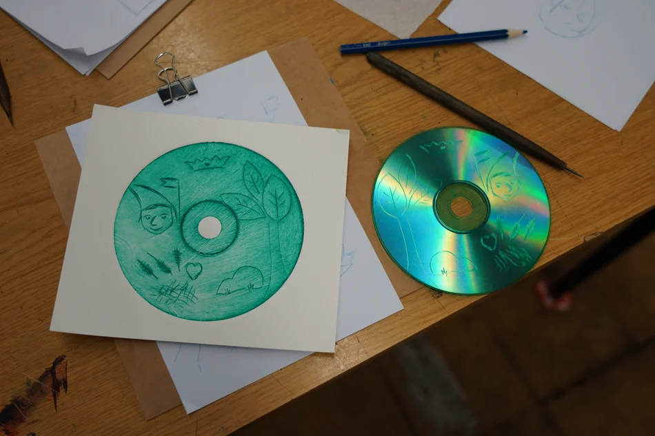 Zwei Compact-Disk-Tonträgern wurden zu Tiefdruckformen umgewandelt, indem verspielte Motive in sie eingeritzt wurden.