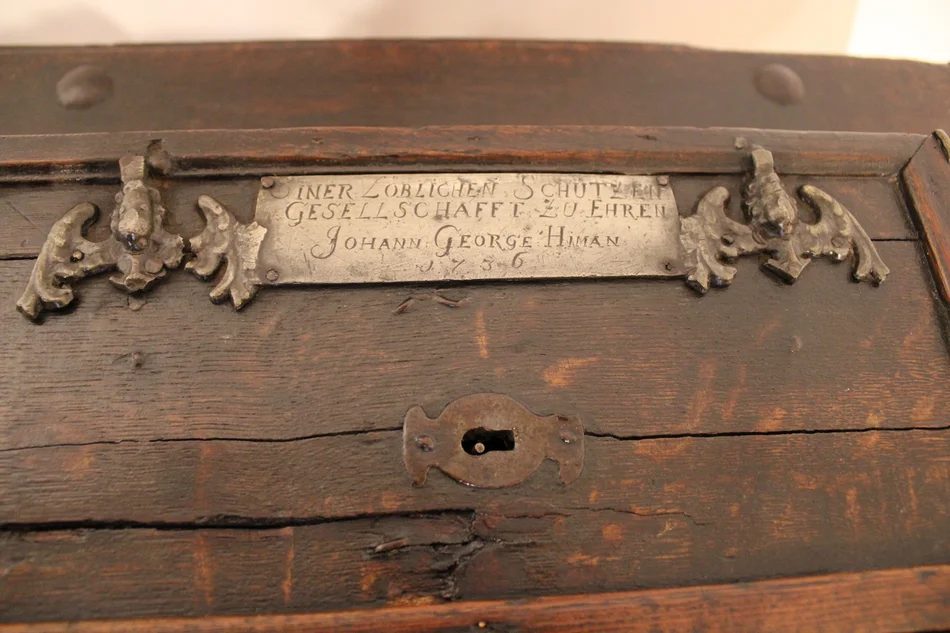 Truhe der Schützengesellschaft Schloss und Metallbeschlag mit der Inschrift "Einer löblichen Schützengesellschaft zu Ehren. Johann George Himan, 1736"