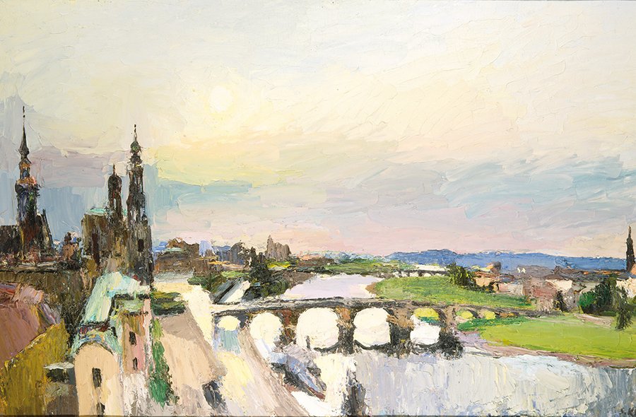 Gemälde mit Türmen der Schlosskirche und des Schlosses in der Dresdener Altstadt linkerhand, der sich über die Elbe und die Elbwiesen spannenden Augustusbrücke und einem weiter flussabwärts schweifenden Panorama