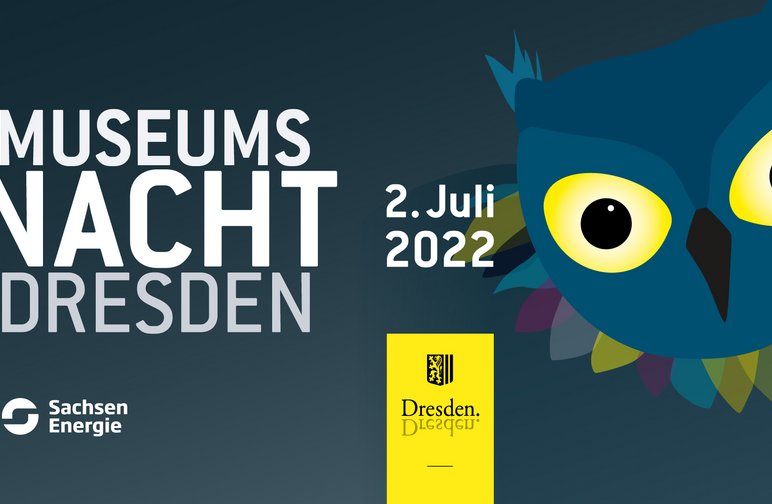 Auf dem Flyer weist die Eule - das Maskottchen der Museumsnacht Dresden - auf die am 2. Juli 2022 stattfindende Museumsnacht hin. Zu sehen ist auch das Wappen der Landeshauptstadt Dresden.