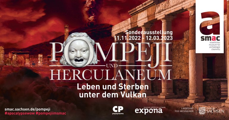 Das Foto zeigt das Titelmotiv der Sonderausstellung „Pompeji und Herculaneum. Leben und Sterben unter dem Vulkan“ mit Angaben zur Laufzeit, Förderern und Kooperationspartnern. Zu sehen sind ein Säulengang und andere Ruinen, im Hintergrund der Ausbruch des Vesuv.