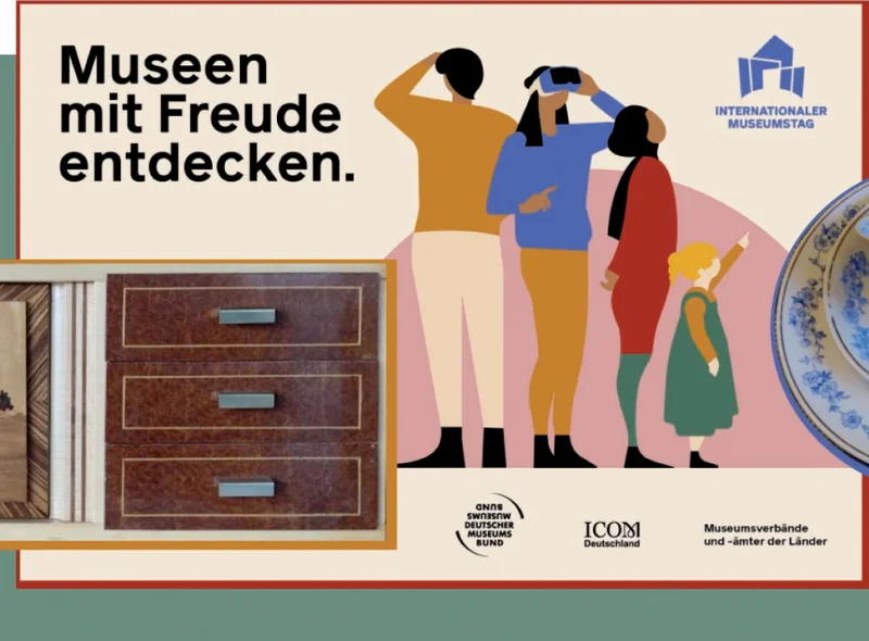 Werbegrafik des Internationalen Museumstags unter dem Motto "Museen mit Freude entdecken", dazu Fotos dreier Sammlungsobjekte