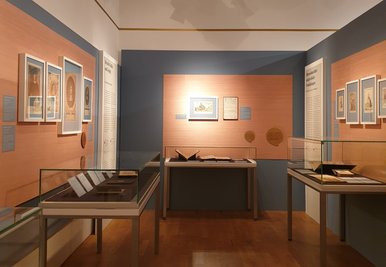 Blick in die Sonderausstellung „Von Schütz zu Bach“ Das Foto bietet einen Blick in die Sonderausstellung „Von Schütz zu Bach“. Zu sehen sind drei Vitrinen sowie mehrere Bilder an der Wan.d