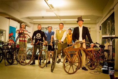 Historische Fahrräder mit ihren Fahrern Das Foto zeigt mehrere historische Fahrräder und sechs Fahrer in Fahrradkleidung nach historischem Vorbild.