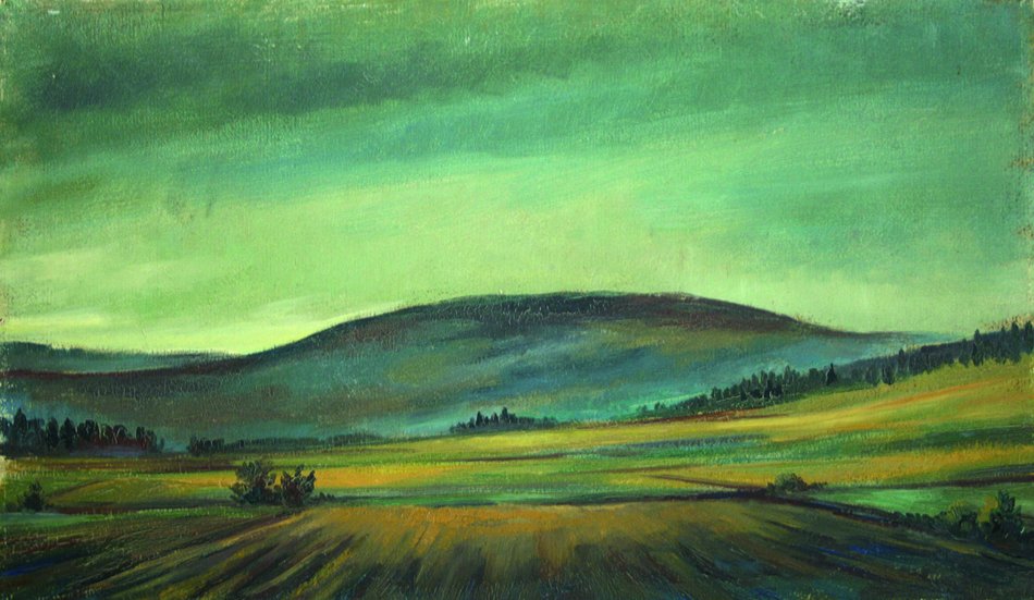 Ölgemälde in Grün- und Gelb-Tönen, das einen Blick über Wiesen und Baumgruppen hin zu einer runden Bergkuppe zeigt. Die Darstellung des Himmels, welcher die Hälfte des Bildes einnimmt, greift die grünliche Färbung der Landschaft auf.