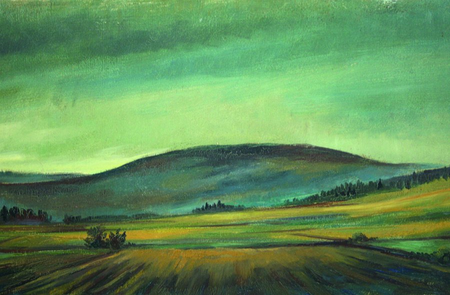 Ölgemälde in Grün- und Gelb-Tönen, das einen Blick über Wiesen und Baumgruppen hin zu einer runden Bergkuppe zeigt. Die Darstellung des Himmels, welcher die Hälfte des Bildes einnimmt, greift die grünliche Färbung der Landschaft auf.