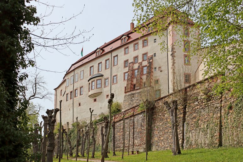 Sanierte Fassade des Schlosses vom Schlosspark aus betrachtet, Fensterzeilen, beiger Putz, rotes Dach