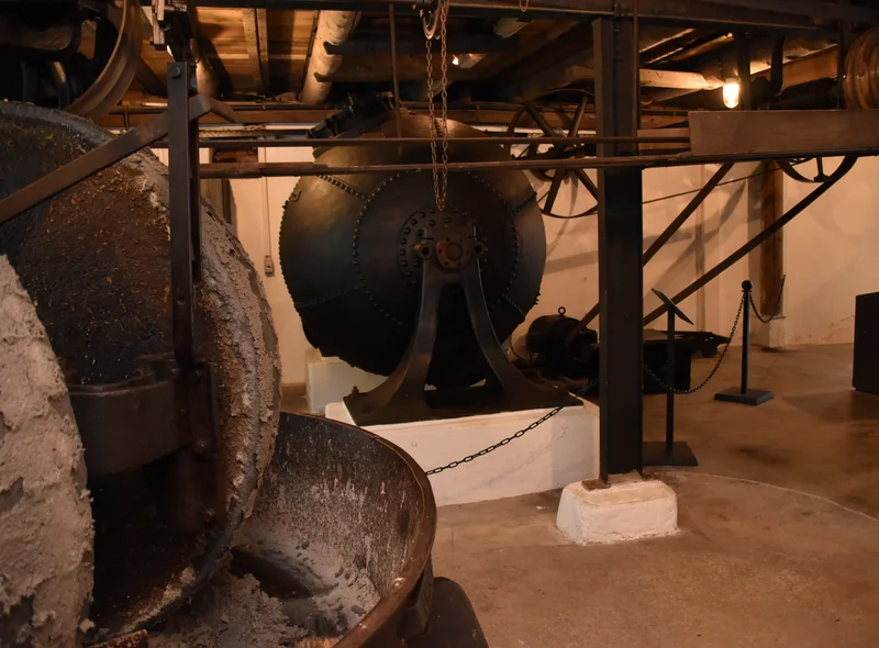 Blick vorbei am Kollergang auf den Kugelkocher im Geschirrsaal der Papiermühle