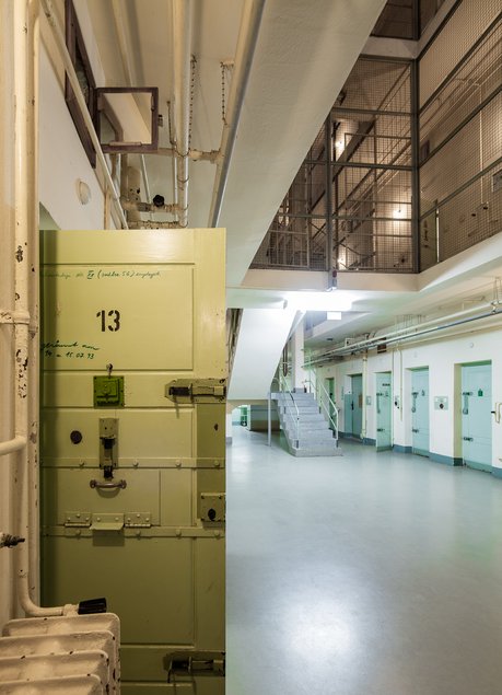 Das Foto zeigt einen Blick in den Gang des Untersuchungsgefängnisses in der ehemaligen der Bezirksverwaltung Dresden des DDR-Ministeriums für Staatssicherheit.