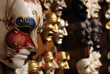 Maskenball Nahaufnahme mehrerer reich verzierter Masken, wie sie auf einem Maskenball getragen werden