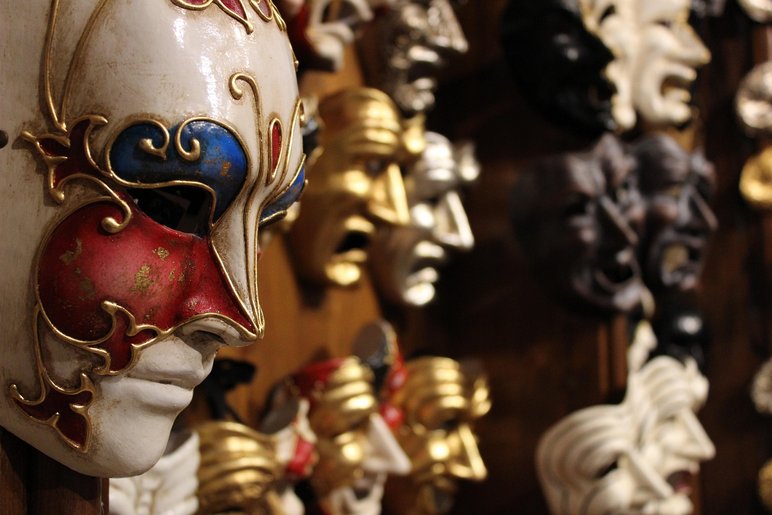 Nahaufnahme mehrerer reich verzierter Masken, wie sie auf einem Maskenball getragen werden
